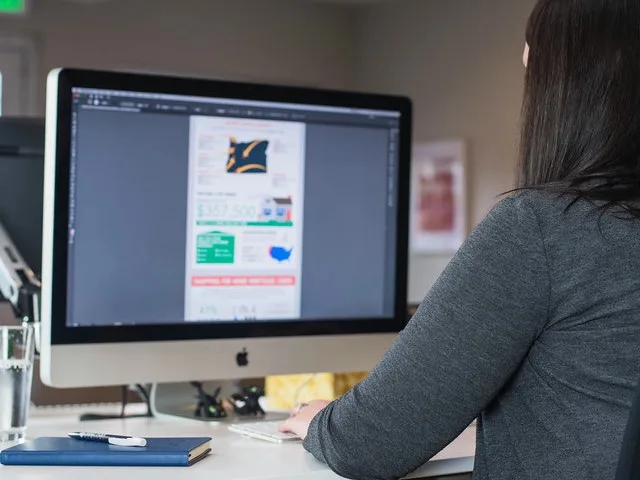 Grafikus digitális munkaállomáson, számítógépes tervezőszoftverrel dolgozik